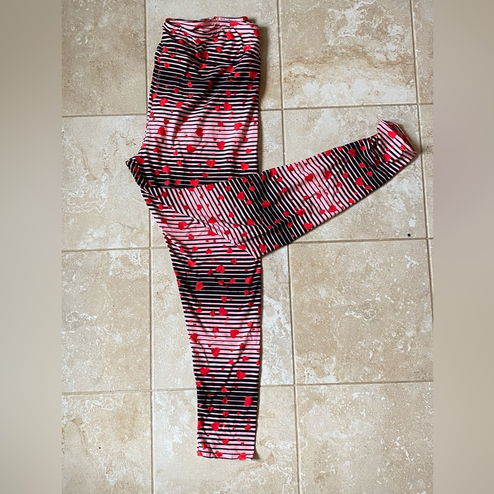 💕 Lularoe Valentines Collection leggings. Size TC2. Pink, black and red print.